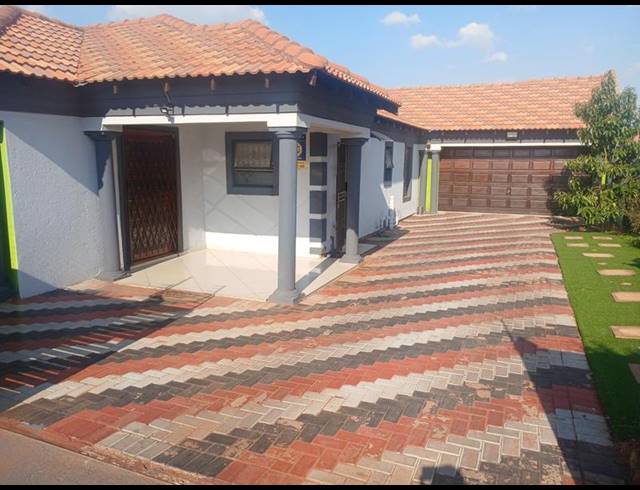4 BEDROOM HOUSE FOR SALE IN THE ORCHARDS